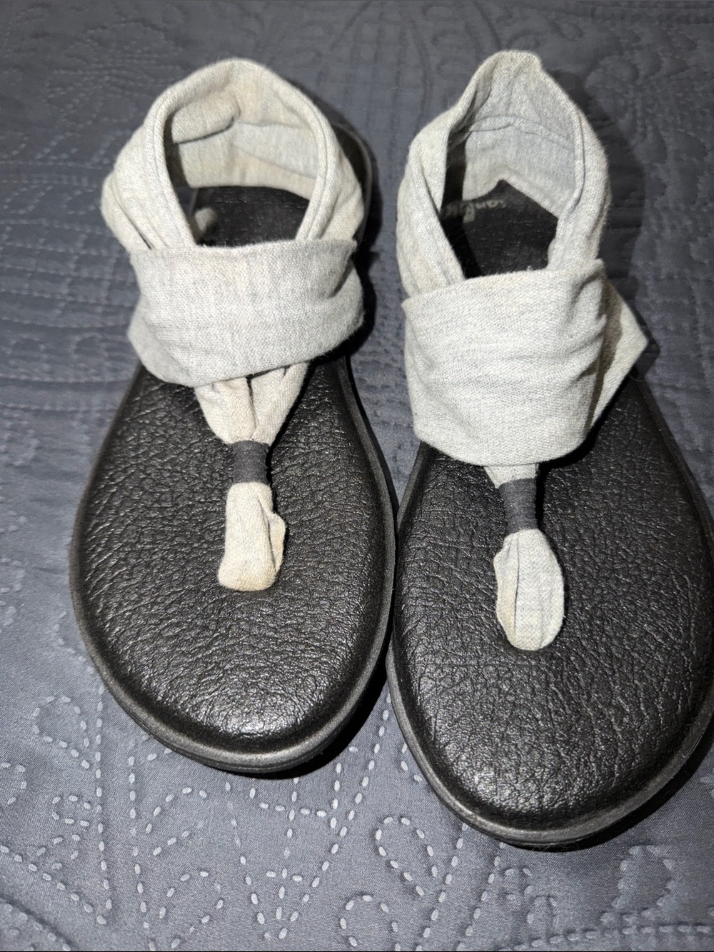 Sanuk Men's Gray Wrap Toe-Loop Sandals with Black Footbed